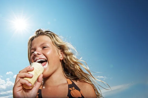 Happy girl eating icecream outdoors — Stock Photo, Image
