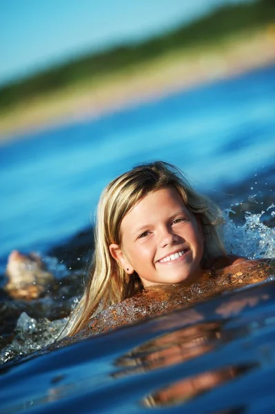 水の中の幸せな女の子 — ストック写真