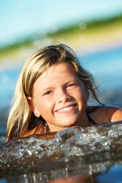 Gelukkig meisje in het water — Stockfoto