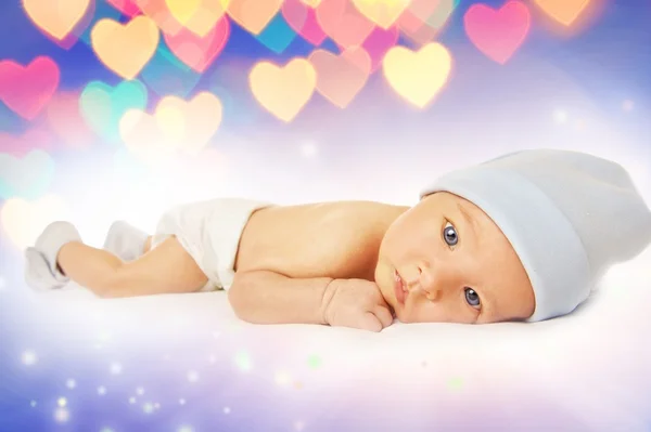 Όμορφο μωρό πέρα από αφηρημένα φόντο — Φωτογραφία Αρχείου
