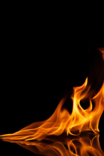 Mooie stijlvolle brand vlammen tot uiting in water — Stockfoto
