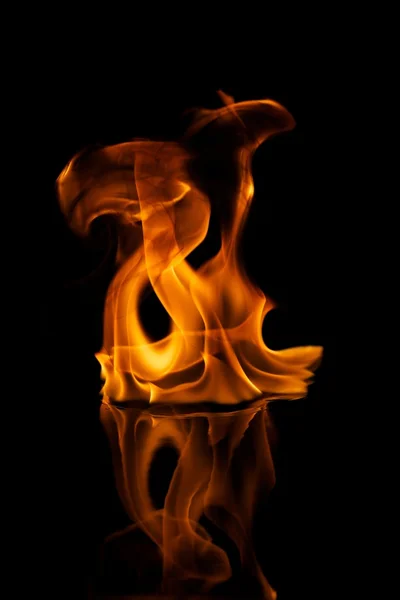 Schöne stilvolle Feuerflammen, die sich im Wasser widerspiegeln — Stockfoto