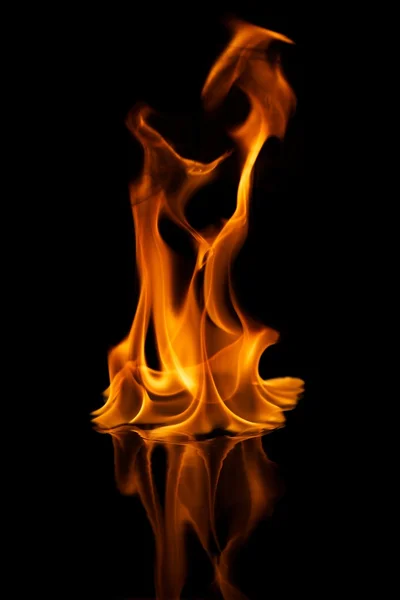 Szép stílusos tűz láng tükröződik a víz — Stock Fotó