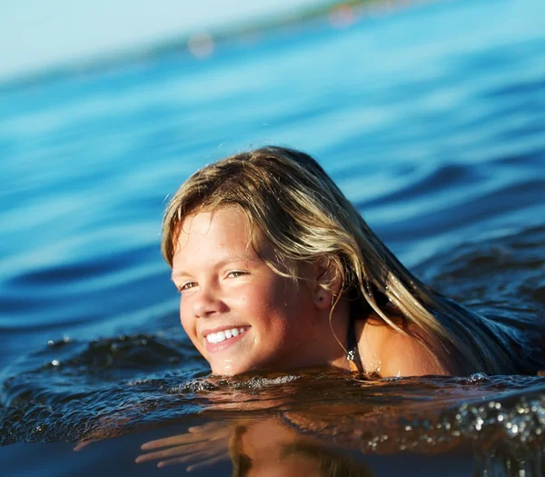Glad tjej i vattnet — Stockfoto