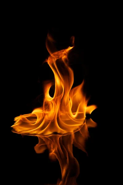 Hermosas llamas de fuego con estilo reflejado en el agua —  Fotos de Stock