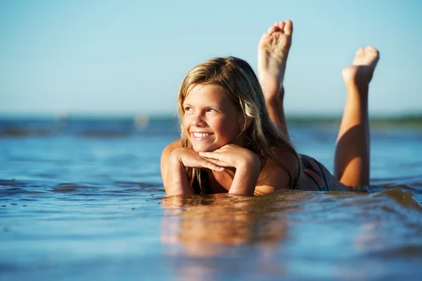 幸せな女の子、水でリラックス — ストック写真