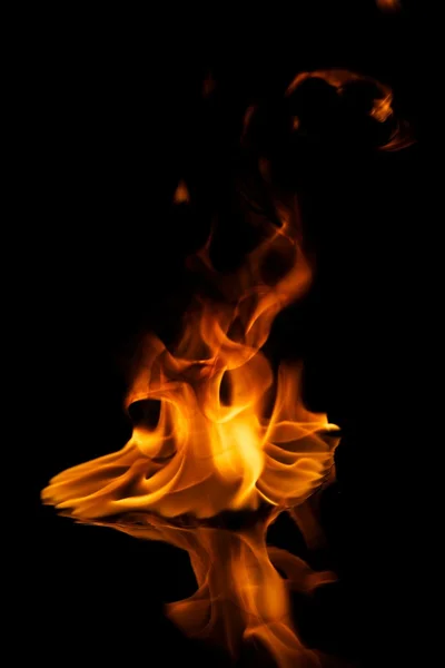 아름 다운 세련 된 화재 화 염 물에 반영 — 스톡 사진