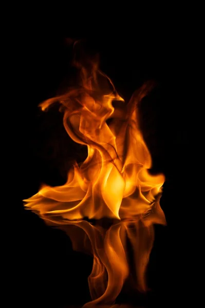 Hermosas llamas de fuego con estilo reflejado en el agua —  Fotos de Stock
