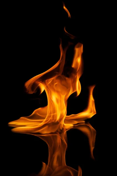 Belles flammes de feu élégantes reflétées dans l'eau — Photo