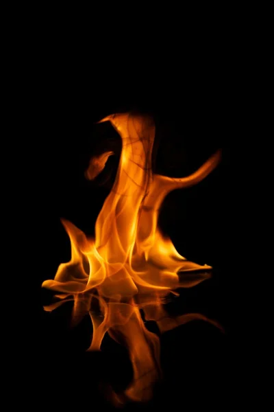 Vackra eleganta eld lågor återspeglas i vatten — Stockfoto