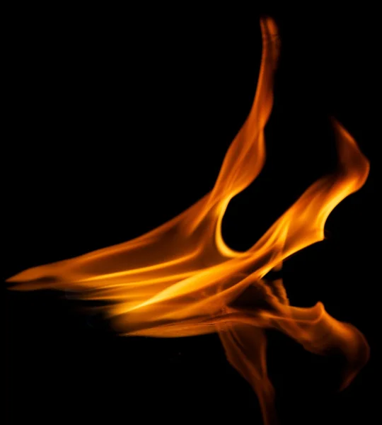 Belle fiamme di fuoco eleganti riflesse in acqua — Foto Stock
