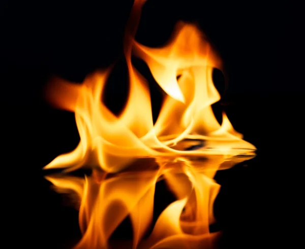 Suya yansıyan güzel şık yangın alevleri — Stok fotoğraf
