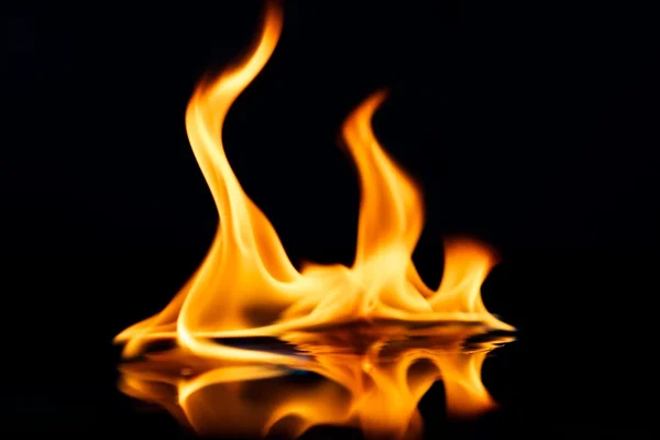 Piękne stylowe ogień płomienie odbite w wodzie — Zdjęcie stockowe