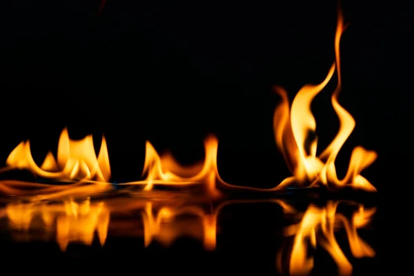 美しいスタイリッシュな火災炎水に反映 — ストック写真