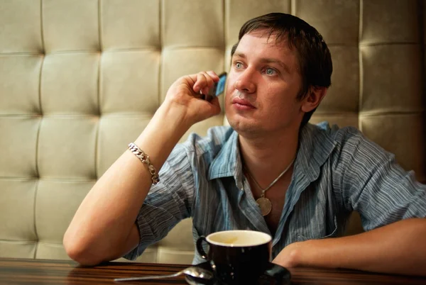 Przypadkowy mężczyzna rozmawia przez telefon — Zdjęcie stockowe