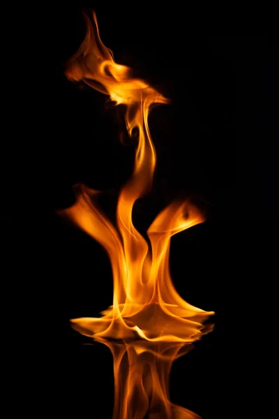 Tűz láng tükröződik a vízben — Stock Fotó