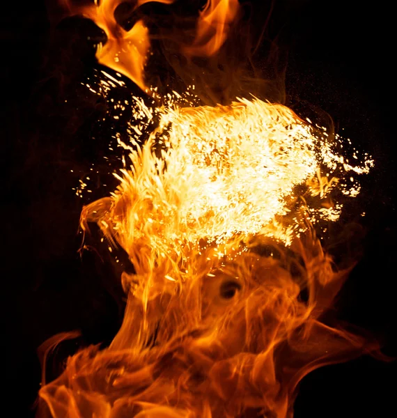 Взрыв огня изолирован на черном фоне — стоковое фото
