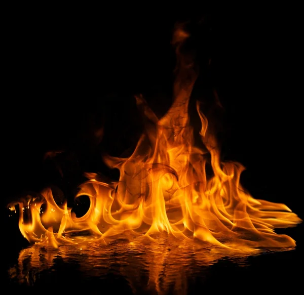 Plameny požáru odráží ve vodě — Stock fotografie