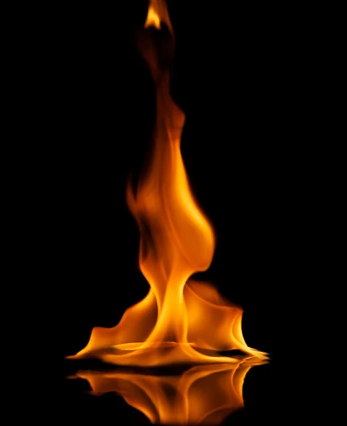 Llamas de fuego reflejadas en el agua — Foto de Stock