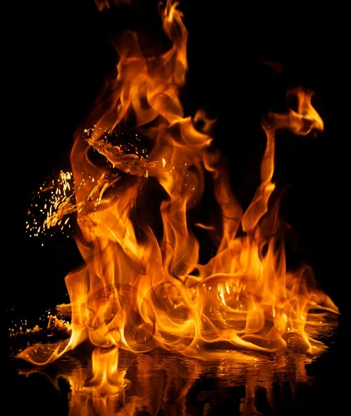 Chamas de fogo refletidas na água — Fotografia de Stock