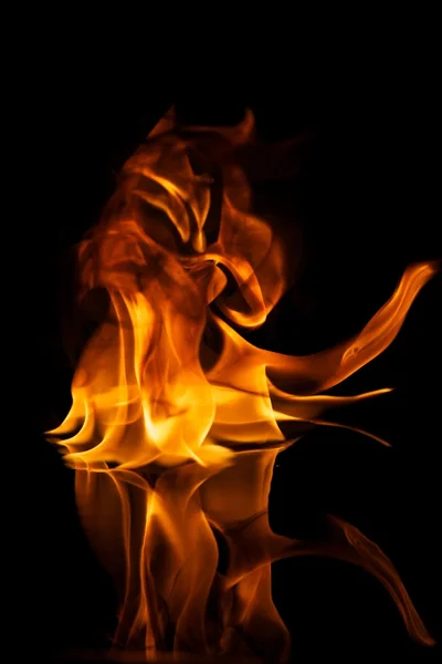 Tulenliekit heijastuvat vedessä — kuvapankkivalokuva