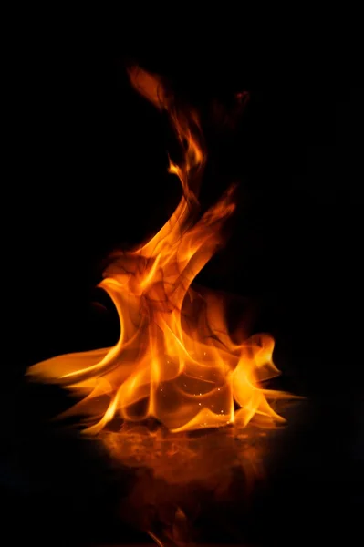 Огонь пламени отражается в воде — стоковое фото
