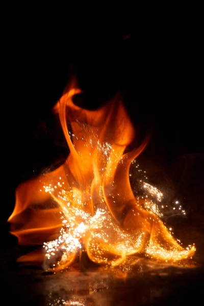 水に反映される火災炎 — ストック写真