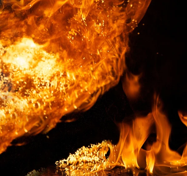 Вибух вогню ізольовано на чорному тлі — стокове фото
