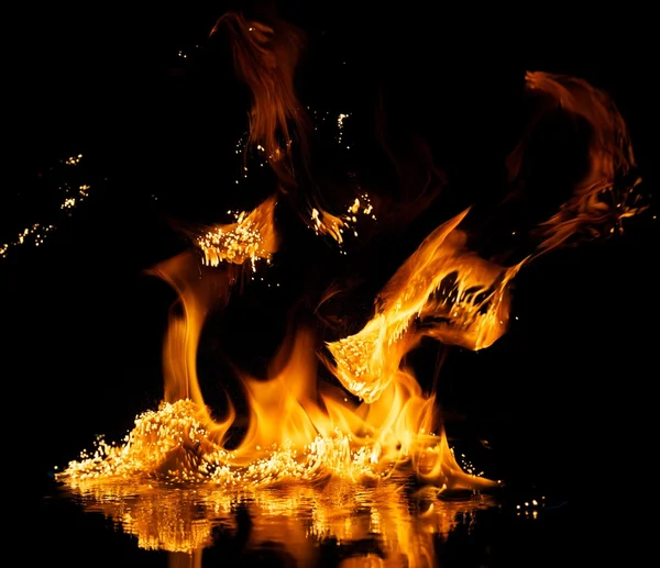 Suya yansıyan alevler ateş — Stok fotoğraf