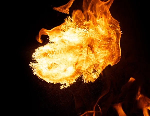 Palo räjähdys eristetty mustalla pohjalla — kuvapankkivalokuva