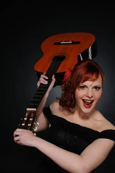Donna rossa felice con chitarra — Foto Stock