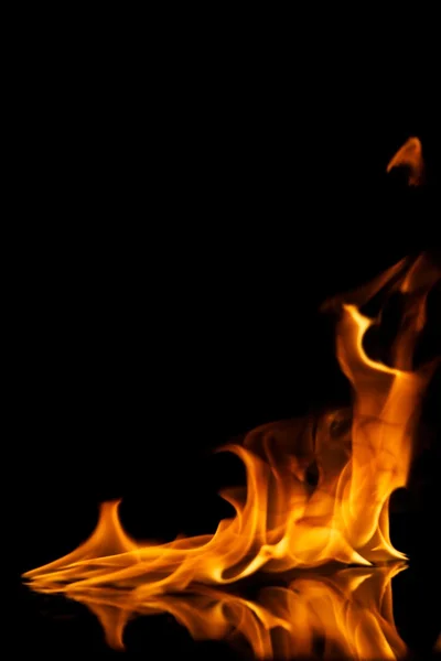 Eld lågor återspeglas i vatten — Stockfoto