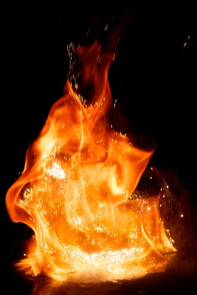 Вибух вогню ізольовано на чорному тлі — стокове фото