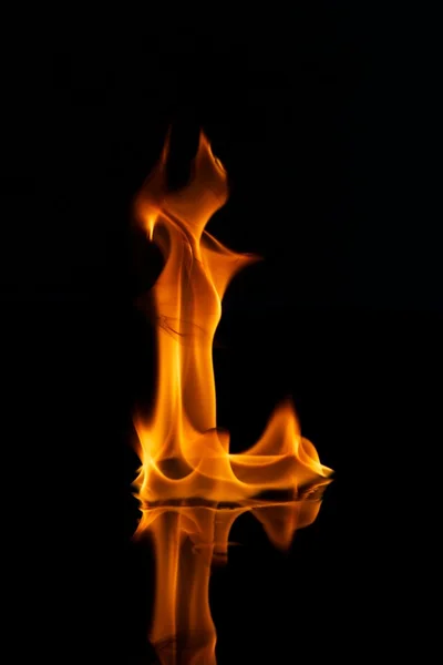 Flammen spiegeln sich im Wasser wider — Stockfoto