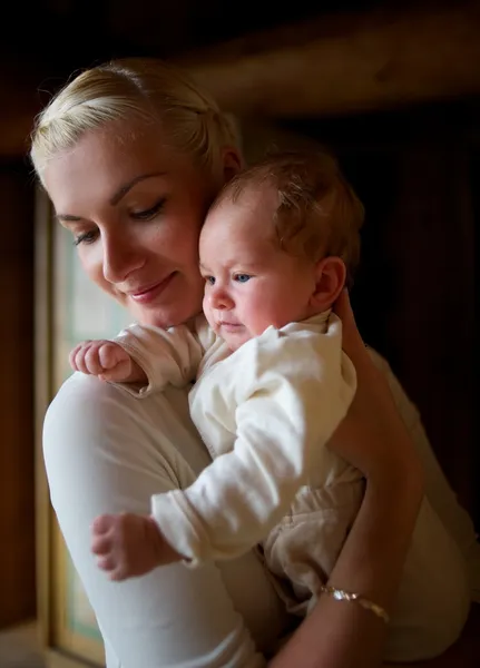 Mladá matka s dítětem krásné — Stock fotografie