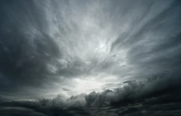 Строми небо — стоковое фото