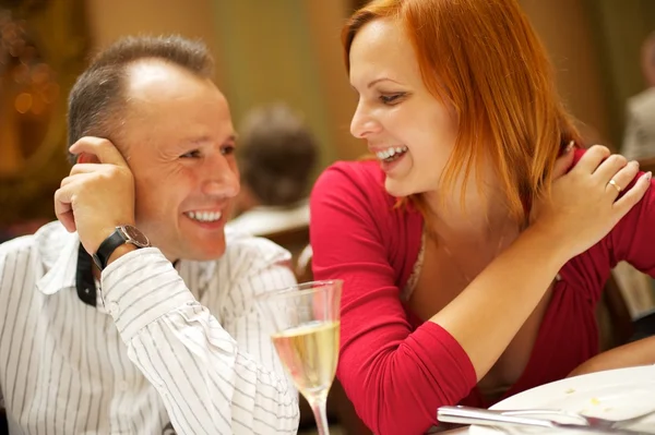 Szczęśliwa para w restauracji — Zdjęcie stockowe