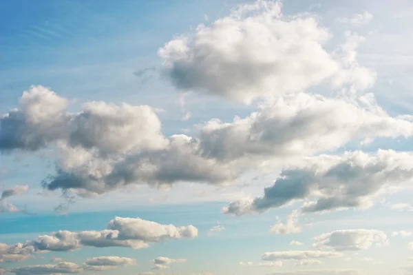 Pofuduk bulutlu mavi gökyüzü — Stok fotoğraf