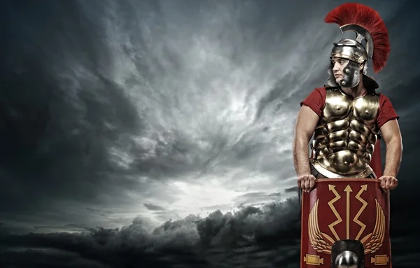 Legioensoldaat soldaat over stormachtige hemel — Stockfoto