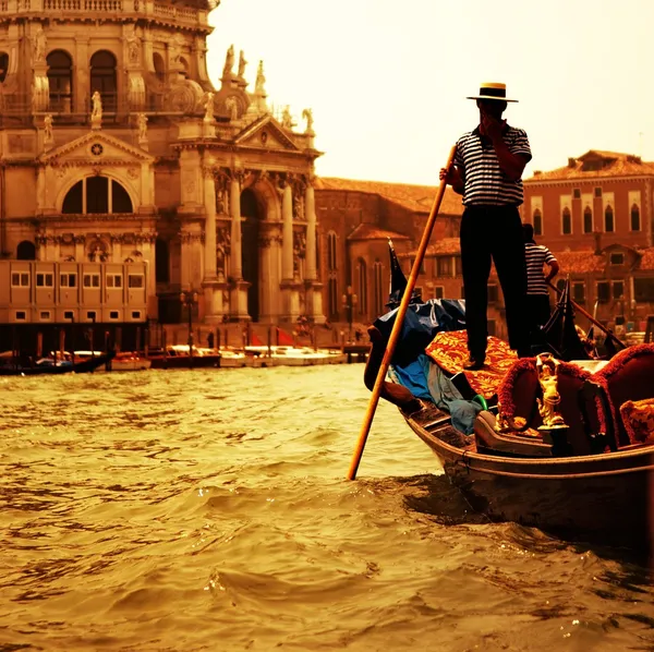 Traditional Venice gandola ride — Stock Photo, Image
