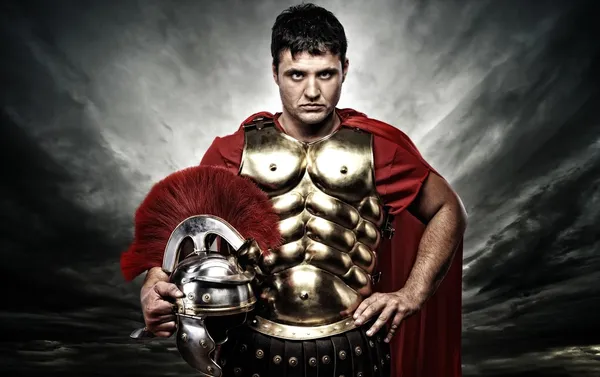 Soldado legionário romano sobre o céu tempestuoso — Fotografia de Stock