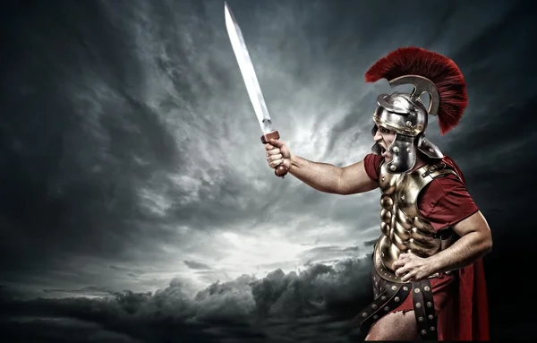 Legioensoldaat soldaat over stormachtige hemel — Stockfoto