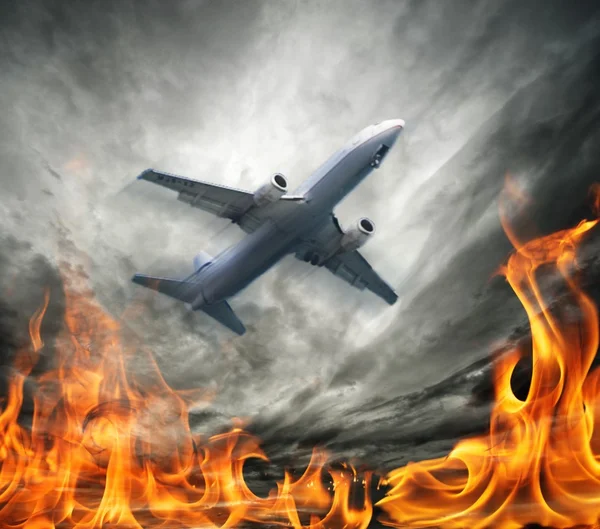 Самолет летит над горящим небом — стоковое фото