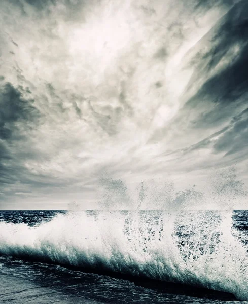 Grande onda oceanica rompere la riva — Foto Stock