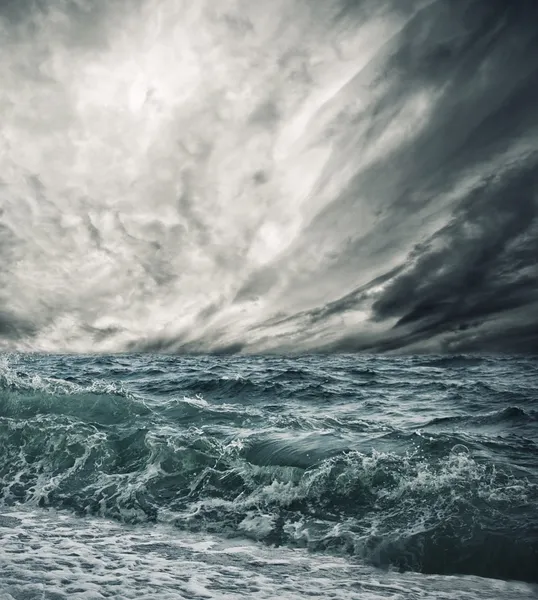 Grande onda oceânica quebrando a costa — Fotografia de Stock