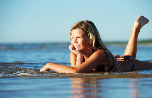 Glad tjej avkopplande i vattnet — Stockfoto