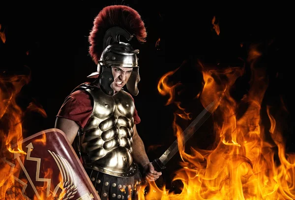 Rozzlobený voják legionář v ohni — Stock fotografie