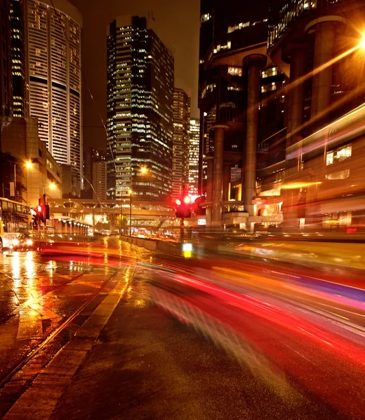 Carros em movimento rápido à noite — Fotografia de Stock