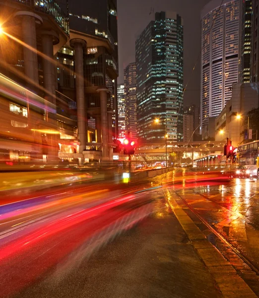 Быстрые движущиеся машины ночью — стоковое фото