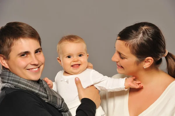 灰色の背景上に分離されて幸せな家族 — ストック写真